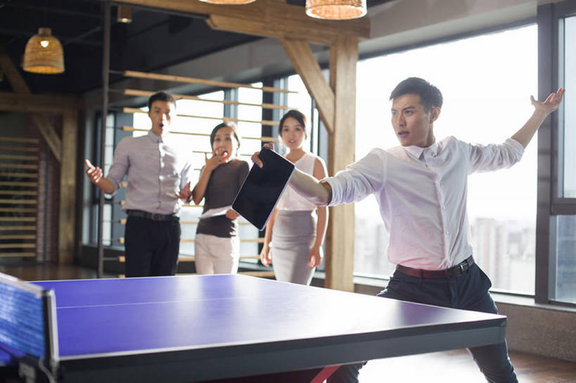 东方人,成年人,四个人,同事,商务人士,商务男性,商务女性,办公室,微笑,横图,室内,白天,正面,衬衫,锻炼,商务,快乐,幸福,成功,比赛,运动,合作,团队,集体,信心,竞争,技术,窗户,城市,建筑,北京,中国,亚洲,行人,游客,游人,对抗,握,套装,屏幕,触摸屏,乒乓球拍,乒乓球桌,球拍,竞技运动,训练,玩,娱乐,运动器械,现代,队伍,路人,旅客,站着,职业,休闲,健康,健身器械,办公大楼,放松,活力,握着,创意,摄影,生活方式,张开双腿,幽默,创造力,领导,酷,享乐,敏捷,体育运动,企业,公司,成就,决心,爱好,商务装,健身器材,合伙,领袖,逆光,挑战,工薪阶层,平板电脑,东亚,陪同,无线电技术,技能,陪伴,展开双腿,过客,体育活动,体育,震惊,乒乓球,男人,男性,年轻男性,年轻女性,女人,女性,亚洲人,中国人,年轻人,白领,上班族,休闲活动,张开手臂,彩图,衬衣,健身,欢乐,运动器材,办公室职员,伸展双腿,伴随