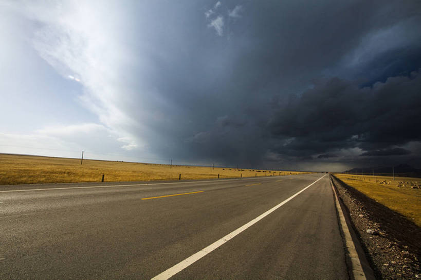 无人,横图,室外,白天,消失点,旅游,度假,旅途,美景,暴风雨,多云,道路,高速公路,路,公路,中国,亚洲,直线,地平线,地形,景观,田地,乌云,云,云朵,分界线,停车线,交通,天气,云彩,方向,娱乐,风景,自然,享受,休闲,景色,放松,运输,摄影,双黄线,车行道,车行道分界线,自驾游,自然风光,标线,东亚,车行线,地貌,青海省,罕见,荒僻,偏僻,偏远,自然地理,冷僻,马路,彩图,旅行,青藏公路,雹暴,汽车广告背景图,bj175