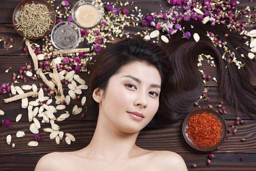 东方人,成年人,脸,头,脸颊,裸体,一个人,美容院,躺,微笑,横图,俯视,特写,正面,按摩,化妆,美容,幸福,建材,建筑,桂花,石榴,水果,北京,中国,亚洲,仅一个年轻女性,仅一个女性,仅一个人,护肤,准备,丰富,发光,木制,材料,木板,木材,食品,药草,注视,干净,裸露,肩膀,木柴,茉莉,白色,盘子,精油,香薰,红花,观察,看,保养,享受,休息,休闲,概念,健康,舒服,面膜,放松,活力,美女,SPA水疗,保健,芳香疗法,温泉浴场,摄影,建造,有机食品,木料,多样,护发素,观看,皮肤,光滑,散开,察看,卫生,维生素,高雅,优美,享乐,简单,草本,关爱,关注,清新,中国文化,肖像,裸,舒心,舒缓,香薰精油,中医,东亚,健康食物,石榴籽,纯净,养颜,美发用品,黄芪,忍冬,柔和,细腻,替代疗法,减压,平滑,美化,完美,香薰疗法,植物精油,党参,年轻女性,女人,女性,亚洲人,中国人,年轻人,头部,长发,脸部,脸蛋,面部,矿泉疗养地,仰卧,彩图,高角度拍摄,影棚拍摄,水疗,欢乐,抗氧化剂,SPA美容,魅力,美人,红巧梅,bj175