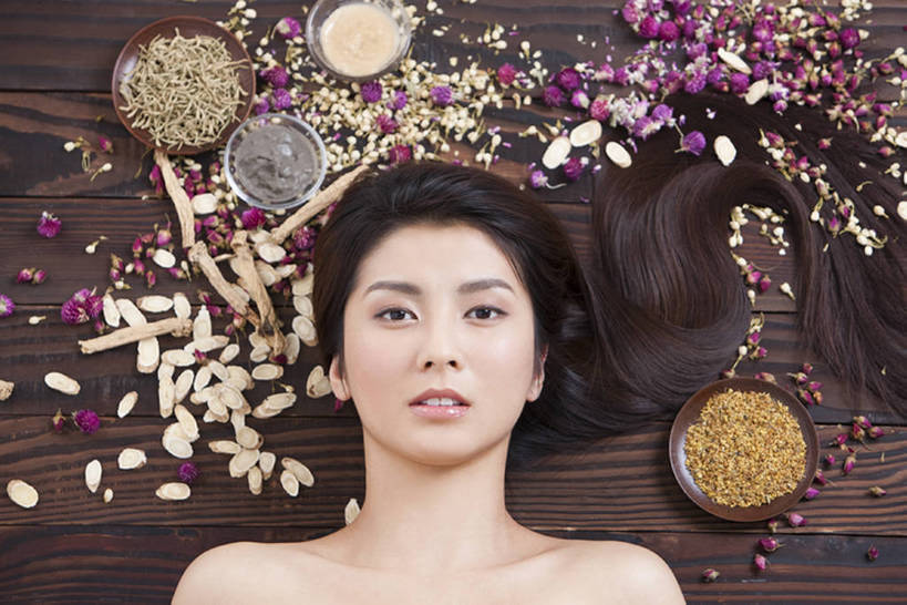 东方人,成年人,脸,头,脸颊,裸体,一个人,美容院,躺,横图,俯视,特写,正面,按摩,化妆,美容,幸福,建材,建筑,桂花,石榴,水果,北京,中国,亚洲,仅一个年轻女性,仅一个女性,仅一个人,护肤,准备,丰富,发光,木制,材料,木板,木材,食品,药草,注视,干净,裸露,肩膀,木柴,茉莉,白色,盘子,精油,香薰,红花,观察,看,保养,享受,休息,休闲,概念,健康,舒服,面膜,放松,活力,美女,SPA水疗,保健,芳香疗法,温泉浴场,摄影,建造,有机食品,木料,多样,护发素,观看,皮肤,光滑,散开,察看,卫生,维生素,高雅,优美,享乐,简单,草本,关爱,关注,清新,中国文化,肖像,裸,舒心,舒缓,香薰精油,中医,东亚,健康食物,石榴籽,纯净,养颜,美发用品,黄芪,忍冬,柔和,细腻,替代疗法,减压,平滑,美化,完美,香薰疗法,植物精油,党参,年轻女性,女人,女性,亚洲人,中国人,年轻人,头部,长发,脸部,脸蛋,面部,矿泉疗养地,仰卧,彩图,高角度拍摄,影棚拍摄,水疗,欢乐,抗氧化剂,SPA美容,魅力,美人,红巧梅,bj175