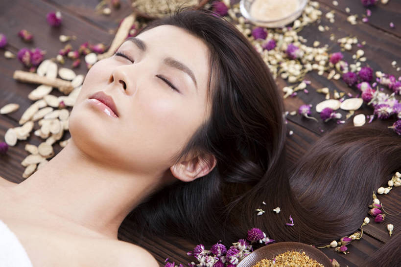 东方人,成年人,脸,头,脸颊,裸体,一个人,美容院,躺,横图,俯视,特写,侧面,按摩,化妆,美容,幸福,信心,建材,建筑,桂花,石榴,水果,北京,中国,亚洲,仅一个年轻女性,仅一个女性,仅一个人,护肤,准备,丰富,发光,木制,包裹,材料,纺织物,木板,木材,食品,药草,裸露,肩膀,木柴,茉莉,白色,盘子,精油,香薰,毛巾,红花,清洁,保养,享受,休息,休闲,概念,健康,舒服,面膜,放松,活力,美女,SPA水疗,保健,芳香疗法,温泉浴场,摄影,建造,有机食品,木料,多样,护发素,皮肤,保暖,光滑,散开,卫生,维生素,高雅,优美,享乐,简单,草本,关爱,清新,中国文化,肖像,裸,舒心,舒缓,香薰精油,中医,透气,东亚,健康食物,石榴籽,纯净,养颜,防水,美发用品,黄芪,忍冬,柔和,细腻,替代疗法,减压,平滑,储水,耐磨,吸水,美化,完美,香薰疗法,植物精油,党参,年轻女性,女人,女性,亚洲人,中国人,年轻人,头部,长发,脸部,脸蛋,面部,矿泉疗养地,闭着眼睛,仰卧,彩图,高角度拍摄,影棚拍摄,水疗,抗氧化剂,SPA美容,魅力,美人,红巧梅,bj175