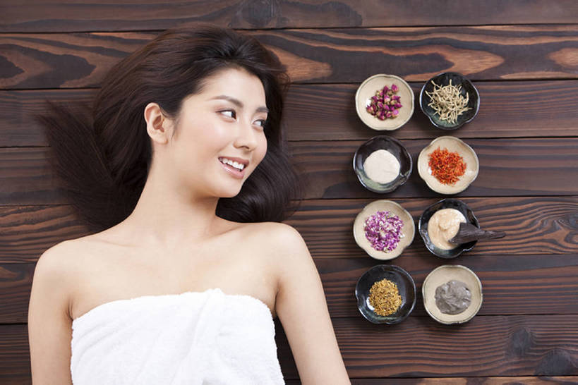 东方人,成年人,脸,头,脸颊,裸体,一个人,美容院,躺,笑,微笑,露齿笑,横图,正面,按摩,化妆,美容,快乐,幸福,信心,建材,建筑,桂花,北京,中国,亚洲,仅一个年轻女性,仅一个女性,仅一个人,护肤,准备,丰富,发光,木制,包裹,材料,纺织物,木板,木材,药草,裸露,肩膀,木柴,白色,盘子,精油,香薰,毛巾,红花,清洁,保养,享受,休息,休闲,概念,健康,舒服,面膜,放松,活力,美女,SPA水疗,保健,芳香疗法,温泉浴场,摄影,建造,木料,多样,护发素,皮肤,保暖,光滑,卫生,高雅,优美,享乐,简单,草本,关爱,清新,中国文化,肖像,裸,舒心,舒缓,香薰精油,中医,透气,东亚,纯净,养颜,防水,美发用品,黄芪,忍冬,柔和,细腻,替代疗法,减压,平滑,储水,耐磨,吸水,美化,完美,香薰疗法,植物精油,年轻女性,女人,女性,亚洲人,中国人,年轻人,头部,长发,脸部,脸蛋,面部,矿泉疗养地,仰卧,彩图,影棚拍摄,水疗,欢乐,SPA美容,魅力,美人,红巧梅,bj175