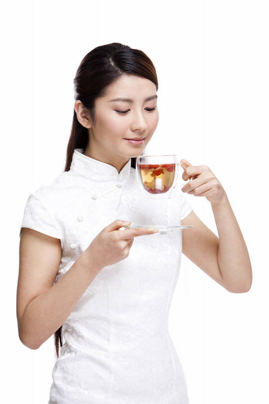 东方人,成年人,一个人,微笑,竖图,留白,白色背景,正面,化妆,美容,快乐,幸福,茶,北京,中国,亚洲,仅一个年轻女性,仅一个女性,仅一个人,喝,护肤,准备,旗袍,食品,饮品,拿着,传统,饮食,食物,饮料,茶碟,花茶,保养,享受,休息,休闲,健康,放松,活力,美女,保健,摄影,影棚,高雅,优美,享乐,草本,关爱,可口,清新,中国文化,摄影棚,肖像,中医,东亚,热饮,健康食物,养颜,美化,适口,年轻女性,女人,女性,亚洲人,中国人,年轻人,长发,茶杯,半身,彩图,影棚拍摄,传统服装,欢乐,拍摄,SPA美容,魅力,传统文化,美人,红巧梅,尝,bj175