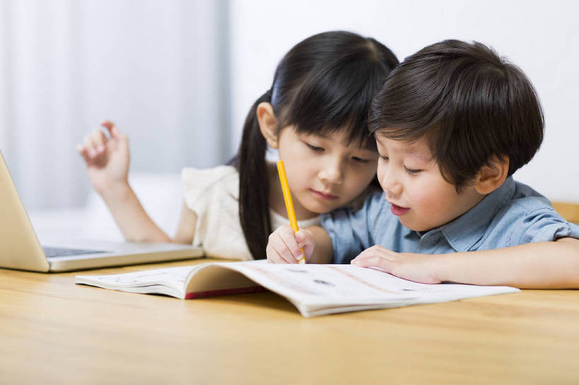 东方人,儿童,一个人,兄弟,姐妹,家,站,笑,微笑,露齿笑,横图,室内,白天,正面,快乐,友谊,幸福,纯洁,笔记本电脑,北京,中国,亚洲,写,学习,房屋,公寓,教育,休闲装,练习本,书桌,小孩,站着,休闲,家庭作业,可爱,亲密,童年,童趣,摄影,生长,协助,专心,住房,关爱,房地产,童真,东亚,烂漫,无邪,陪同,陪伴,天真,男孩,男人,男性,女孩,白种人,亚洲人,中国人,孩子,休闲活动,站立,半身,彩图,男生,好奇心,伴随,bj175