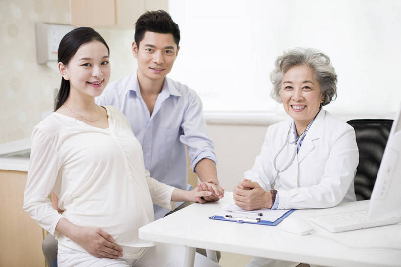 东方人,成年人,中年人,老年人,孕妇,腹部,三个人,丈夫,妻子,医生,病人,医院,笑,微笑,露齿笑,横图,室内,白天,侧面,快乐,幸福,热情,技术,北京,中国,亚洲,正装,检查,注视,休闲装,笔记本,观察,看,医护人员,医疗人员,职业,健康,怀孕,亲密,摄影,生长,观看,技巧,希望,保护,支撑,体检,察看,胎儿,待产,关爱,关注,努力,肖像,手艺,妇产科,合伙,东亚,实验服,陪同,妊娠,准妈妈,责任,技能,技艺,陪伴,开端,信任,老年女性,男人,男性,女人,女性,中年男性,中年女性,亚洲人,中国人,情侣,产妇,大夫,沟通,手牵手,说话,坐着,半身,彩图,建议,妙技,病历,病历卡,本领,体格检查,伴随,妇产科医生,诊疗室,bj175