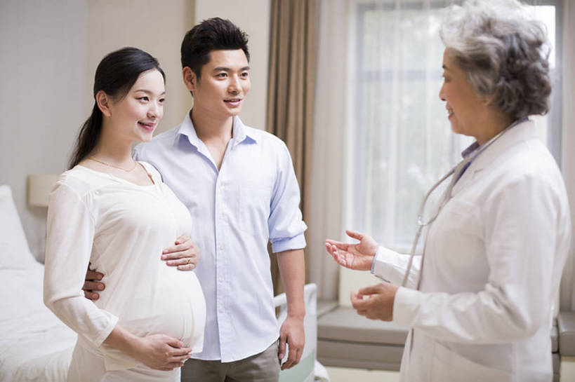 东方人,成年人,中年人,老年人,孕妇,腹部,三个人,丈夫,妻子,医生,病人,医院,笑,微笑,露齿笑,横图,室内,白天,侧面,工作服,制服,快乐,幸福,热情,技术,窗户,床,北京,中国,亚洲,准备,检查,工作,听,休闲装,现代,听诊器,医疗用品,站着,医护人员,医疗人员,职业,面对面,怀孕,亲密,服务,摄影,技巧,支撑,体检,医疗,胎儿,享乐,待产,病房,关爱,手艺,妇产科,东亚,实验服,陪同,可靠,妊娠,准妈妈,工作制服,责任,技能,技艺,陪伴,开端,信任,老年女性,男人,男性,女人,女性,中年男性,中年女性,亚洲人,中国人,情侣,产妇,大夫,沟通,说话,半身,彩图,工作套服,欢乐,建议,妙技,本领,好消息,体格检查,伴随,妇产科医生,bj175