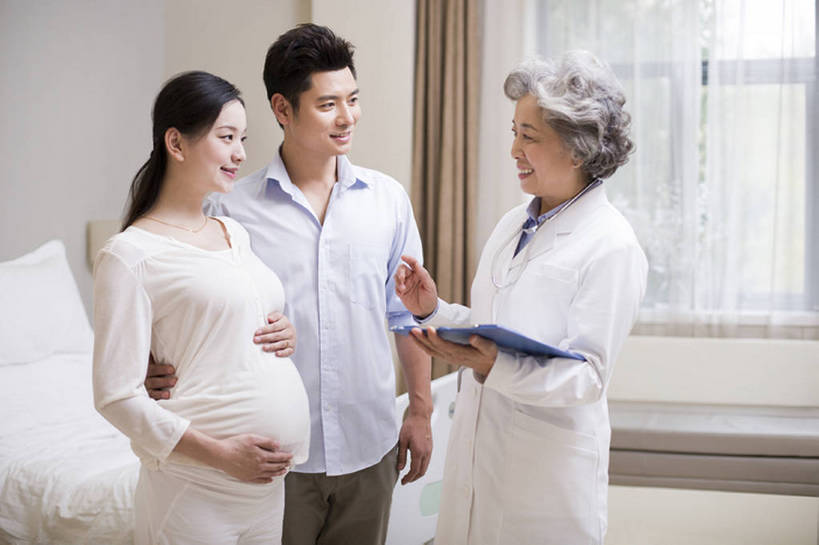 东方人,成年人,中年人,老年人,孕妇,腹部,三个人,丈夫,妻子,医生,病人,医院,笑,微笑,露齿笑,横图,室内,白天,侧面,工作服,制服,快乐,幸福,热情,技术,窗户,床,北京,中国,亚洲,握,准备,检查,工作,听,休闲装,现代,笔记本,听诊器,医疗用品,站着,医护人员,医疗人员,职业,面对面,怀孕,亲密,服务,握着,摄影,报告,技巧,支撑,写字板,体检,医疗,胎儿,享乐,待产,病房,关爱,手艺,妇产科,东亚,实验服,陪同,可靠,妊娠,准妈妈,工作制服,责任,技能,技艺,陪伴,开端,信任,老年女性,男人,男性,女人,女性,中年男性,中年女性,亚洲人,中国人,情侣,产妇,大夫,沟通,说话,半身,彩图,工作套服,欢乐,建议,妙技,病历,病历卡,本领,好消息,体格检查,伴随,妇产科医生,bj175