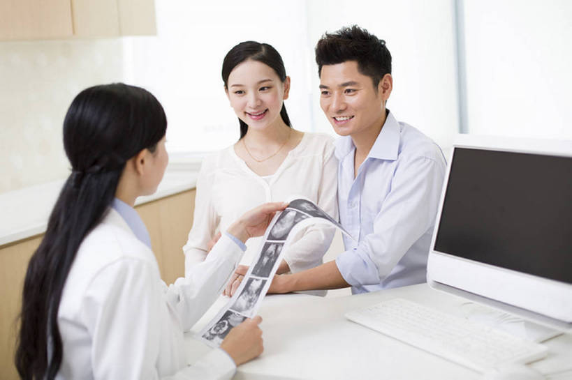 东方人,成年人,中年人,孕妇,腹部,三个人,丈夫,妻子,医生,病人,医院,笑,微笑,露齿笑,横图,室内,白天,正面,工作服,制服,快乐,幸福,热情,技术,实验,研发,窗户,北京,中国,亚洲,握,准备,检查,研究,工作,科学,听,休闲装,现代,背面,听诊器,医疗用品,医护人员,医疗人员,职业,面对面,怀孕,亲密,服务,握着,摄影,查看,技巧,支撑,科研,体检,医疗设备,胎儿,超声波,享乐,待产,解释,关爱,手艺,化验,医疗器械,妇产科,检验,东亚,实验服,陪同,可靠,妊娠,准妈妈,工作制服,无线电技术,责任,技能,技艺,陪伴,开端,信任,计算机,男人,男性,女人,女性,中年男性,中年女性,亚洲人,中国人,情侣,产妇,大夫,沟通,说话,坐着,半身,彩图,工作套服,欢乐,建议,妙技,本领,好消息,体格检查,伴随,妇产科医生,诊疗室,bj175