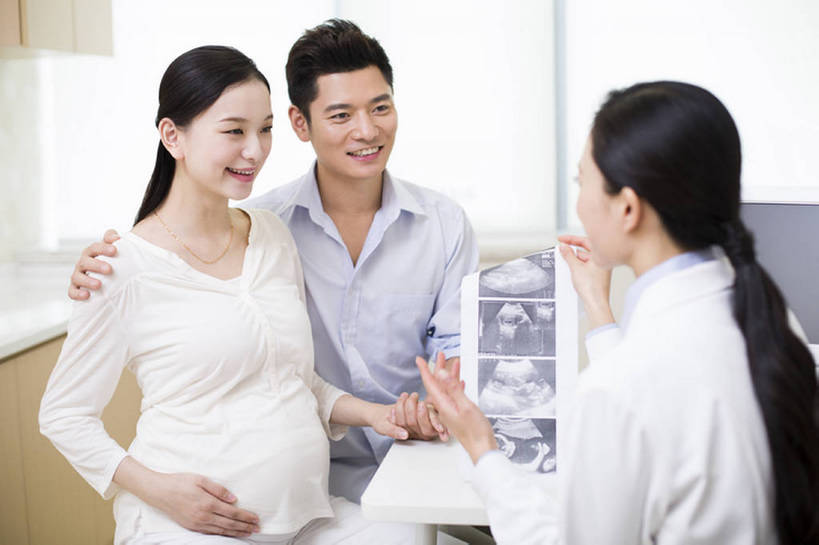 东方人,成年人,中年人,孕妇,腹部,三个人,丈夫,妻子,医生,病人,医院,笑,微笑,露齿笑,横图,室内,白天,侧面,工作服,制服,快乐,幸福,热情,技术,实验,研发,窗户,北京,中国,亚洲,握,准备,检查,研究,工作,科学,听,休闲装,现代,听诊器,医疗用品,医护人员,医疗人员,职业,面对面,怀孕,亲密,搭,服务,握着,摄影,查看,技巧,支撑,科研,体检,医疗设备,胎儿,超声波,享乐,待产,解释,搭着,关爱,出示,手艺,化验,医疗器械,妇产科,检验,东亚,实验服,陪同,可靠,妊娠,准妈妈,工作制服,无线电技术,责任,技能,技艺,陪伴,开端,信任,男人,男性,女人,女性,中年男性,中年女性,亚洲人,中国人,情侣,产妇,大夫,沟通,说话,坐着,半身,彩图,工作套服,欢乐,建议,妙技,本领,好消息,体格检查,伴随,妇产科医生,诊疗室,bj175