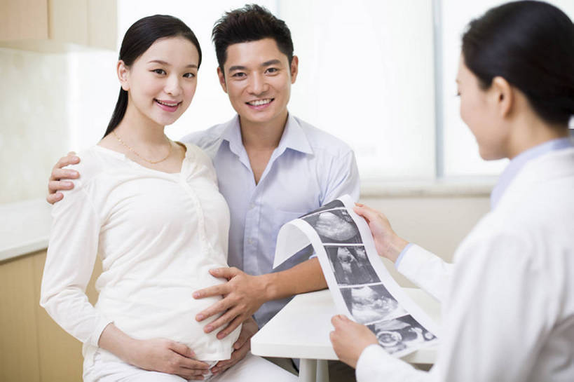 东方人,成年人,中年人,孕妇,腹部,三个人,丈夫,妻子,医生,病人,医院,笑,微笑,露齿笑,横图,室内,白天,侧面,工作服,制服,快乐,幸福,热情,技术,实验,研发,窗户,北京,中国,亚洲,握,准备,检查,研究,工作,科学,注视,休闲装,现代,听诊器,医疗用品,观察,看,医护人员,医疗人员,职业,怀孕,亲密,搭,服务,握着,摄影,查看,观看,技巧,支撑,科研,体检,察看,医疗设备,胎儿,超声波,享乐,待产,搭着,关爱,关注,肖像,手艺,化验,医疗器械,妇产科,检验,东亚,实验服,陪同,可靠,妊娠,准妈妈,工作制服,无线电技术,责任,技能,技艺,陪伴,开端,信任,男人,男性,女人,女性,中年男性,中年女性,亚洲人,中国人,情侣,产妇,大夫,说话,坐着,半身,彩图,工作套服,欢乐,建议,妙技,本领,好消息,体格检查,伴随,妇产科医生,诊疗室,bj175