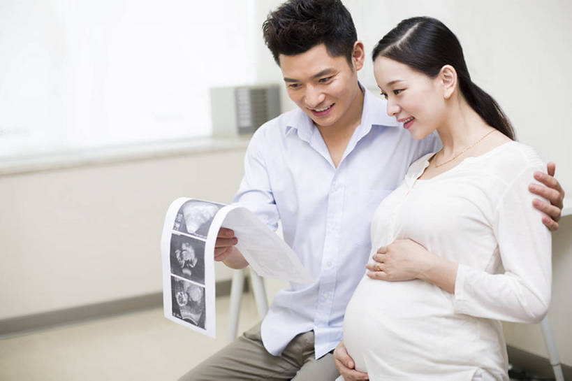东方人,成年人,中年人,孕妇,腹部,两个人,丈夫,妻子,医生,病人,医院,微笑,横图,室内,白天,侧面,快乐,幸福,北京,中国,亚洲,握,检查,图像,休闲装,医护人员,医疗人员,健康,怀孕,亲密,搭,握着,摄影,生长,查看,希望,保护,支撑,体检,胎儿,待产,搭着,关爱,妇产科,东亚,陪同,妊娠,准妈妈,责任,陪伴,开端,信任,男人,男性,女人,女性,中年男性,中年女性,亚洲人,中国人,情侣,产妇,大夫,坐着,半身,彩图,好消息,体格检查,伴随,妇产科医生,bj175