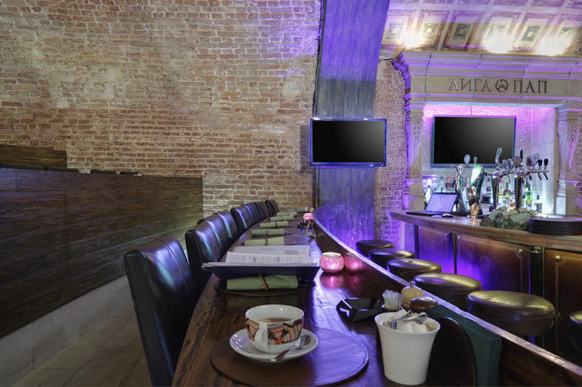 无人,酒吧,横图,室内,吧台,家具,桌子,城市,椅子,一排,整齐,棍子,座位,排列,摄影,生活方式,照亮,队列,夜总会,古典风格,莫斯科,俄罗斯联邦,电视机,休闲活动,彩图,餐馆,建筑结构,bj175