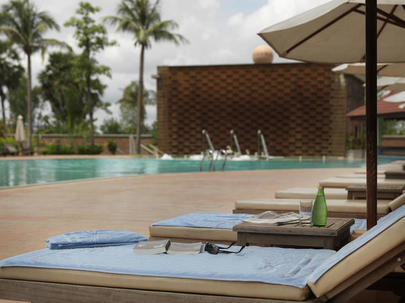 无人,体育馆,游泳池,宾馆,横图,室外,白天,旅游,度假,奢侈,水,别墅,桌子,酒店,棕榈树,球袋,水池,水面,豪华,娱乐,阳伞,现代,泳池,酒瓶,天空,太阳镜,毛巾,享受,休闲,旅游胜地,放松,摄影,酒家,华丽,旅社,游泳馆,华贵,富丽,华美,彩图,客店,客栈,旅店,旅馆,商旅,华侈,奢华,上层阶级,bj175