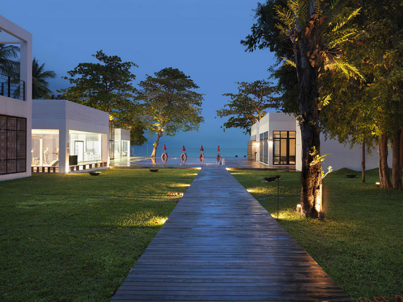 无人,宾馆,横图,室外,夜晚,奢侈,草地,草坪,名胜古迹,别墅,建筑,酒店,路,泰国,一排,整齐,庭院,豪华,干净,现代,树,排列,蓝色,绿色,蓝天,旅游胜地,摄影,建造,木板路,酒家,华丽,旅社,照亮,风格,队列,华贵,房地产,苏梅岛,富丽,华美,彩图,客店,客栈,旅店,旅馆,商旅,华侈,奢华,上层阶级,bj175