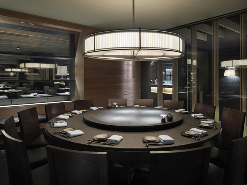 无人,横图,室内,时尚,餐桌,家具,桌子,酒店,餐具,椅子,一排,吊挂,悬挂,整齐,圆形,饭厅,挂,干净,现代,座位,灯,排列,灯具,摄影,圆桌,高雅,风格,队列,华贵,设计,彩图,餐馆,当代,bj175