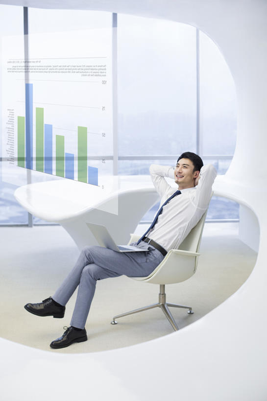 东方人,成年人,一个人,商务人士,商务男性,办公室,笑,微笑,露齿笑,竖图,室内,白天,正面,衬衫,商务,快乐,幸福,智慧,信心,笔记本电脑,技术,数据,窗户,桌子,城市,椅子,北京,中国,亚洲,仅一个男性,仅一个人,抱头,套装,正装,工作,分析,屏幕,图表,圆柱,表格,触摸屏,领带,二郎腿,干净,现代,仅一个年轻男性,靠,靠着,职业,休息,思考,办公大楼,放松,想,金融,投资,摄影,生活方式,统计,双手抱头,便利,创造力,科学技术,享乐,指标,销售,目标,商务装,业绩,柱状图,贩卖,想象,工薪阶层,创新,东亚,捧首,捧头,无线电技术,预测,计算机,男人,男性,年轻男性,亚洲人,中国人,年轻人,白领,上班族,坐着,彩图,全身,衬衣,欢乐,长条图,条图,条状图,办公室职员,财务报告,进度报告,市场营销,bj175